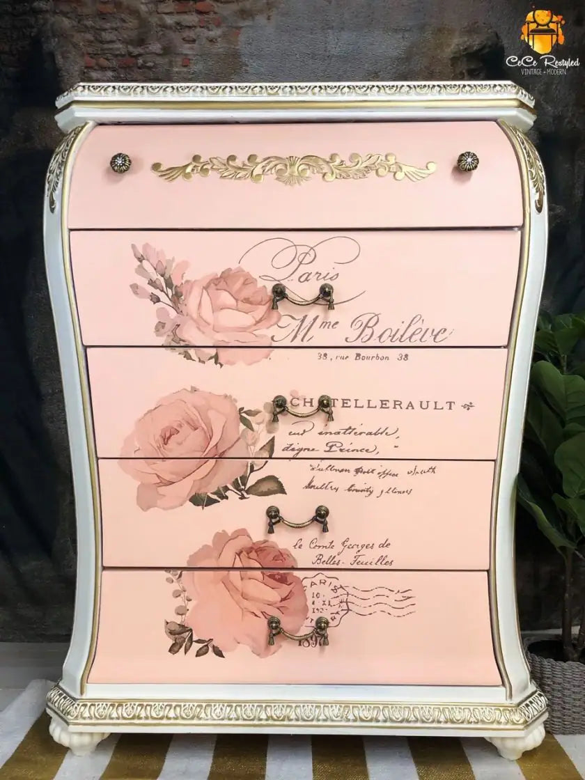 Transferencia decorativa Chatellerault en cómoda crema estilo Queen Anne restaurada - rosas rosas y texto Chatellerault en cajones - Re-Design with Prima
