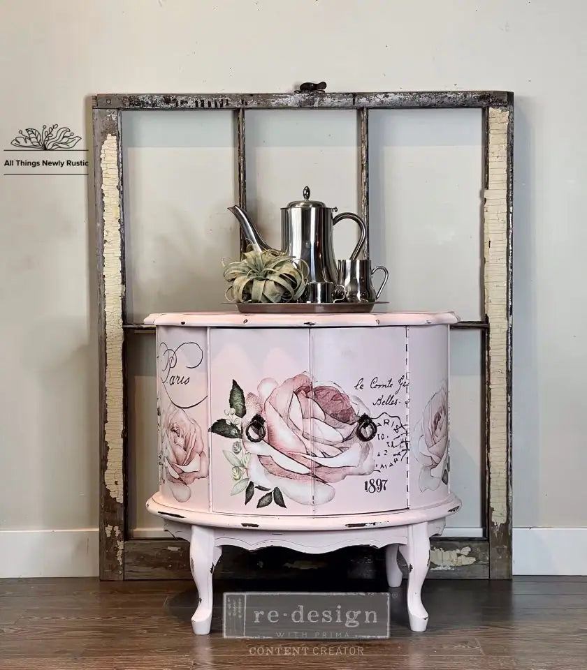 Transferencia decorativa Chatellerault en mesa auxiliar redonda rosa palo restaurada - rosas y texto Paris en puertas curvas - Re-Design with Prima

