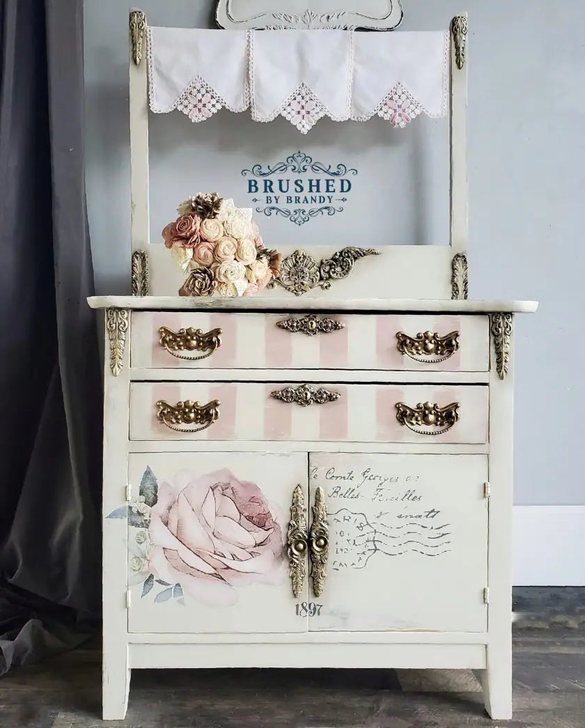Transferencia decorativa Chatellerault en mesa auxiliar redonda rosa palo - vista superior con rosas y texto Paris estilo francés vintage - Re-Design with Prima
