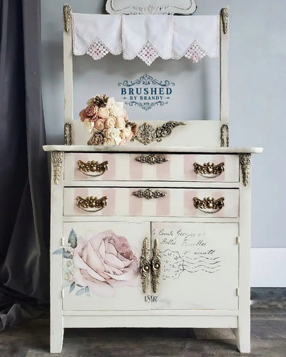 Transferencia decorativa Chatellerault en mesa auxiliar redonda rosa palo - vista superior con rosas y texto Paris estilo francés vintage - Re-Design with Prima
