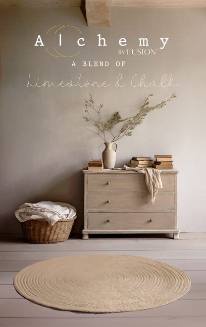 Cómoda vintage restaurada con Alchemy by Fusion Clay en taupe terroso, ambiente nórdico con cesta de mimbre y alfombra redonda, pintura limestone y chalk
