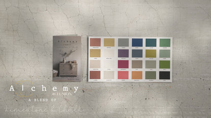 Carta de colores Alchemy by Fusion Mineral Paint cerrada y abierta sobre fondo texturizado, guía completa de los 24 tonos limestone y chalk