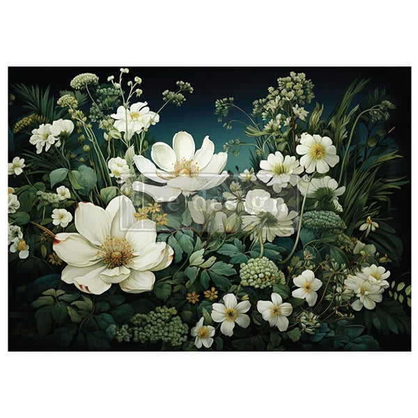Papel decoupage fibra A1 Contrast of Night and Petal de Re-Design with Prima - flores blancas cremosas y follaje verde sobre fondo verde noche oscuro - 59,4 × 84,1 cm
