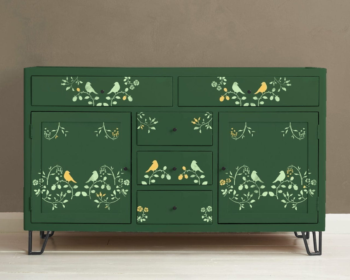 Mueble decorado con el stencil Countryside Bird Annie Sloan en los colores Amsterdam Green y Lem Lem