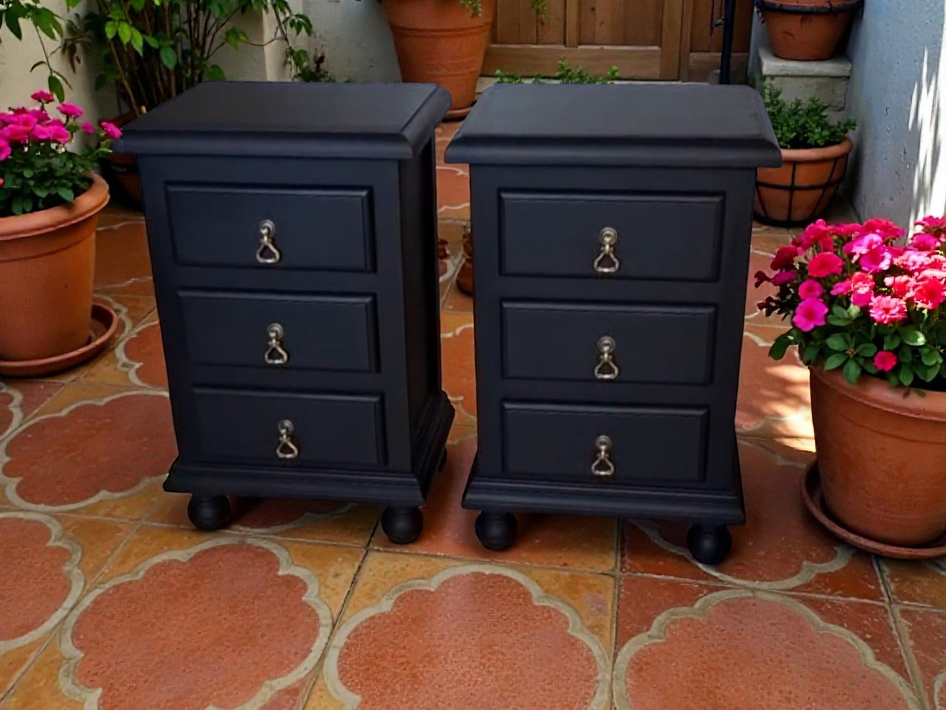 Detalle acabado negro elegante con cera ecológica en mesita de noche provenzal