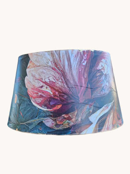 Pantalla de lámpara troncocónica con decoupage floral botánico en tonos rosas y azules, vista frontal | Anaqa Design