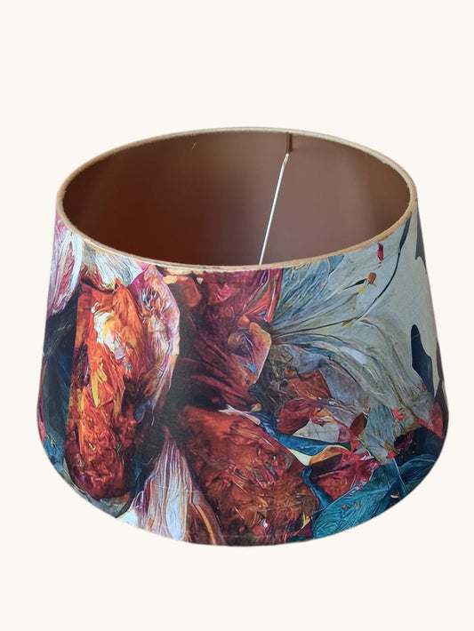 Pantalla de lámpara vista desde arriba mostrando interior y diseño floral en rojos y azules | Anaqa Design
