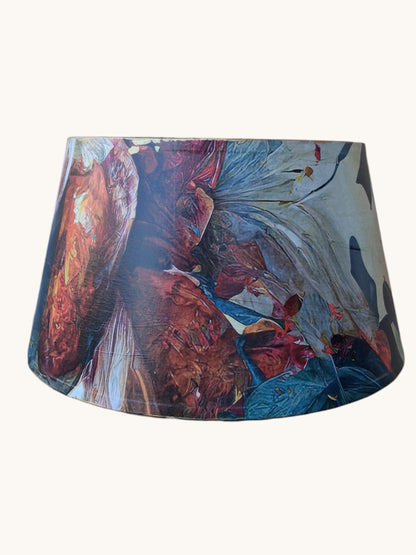 Pantalla de lámpara troncocónica con decoupage botánico en tonos azules y cobrizos, vista lateral | Anaqa Design
