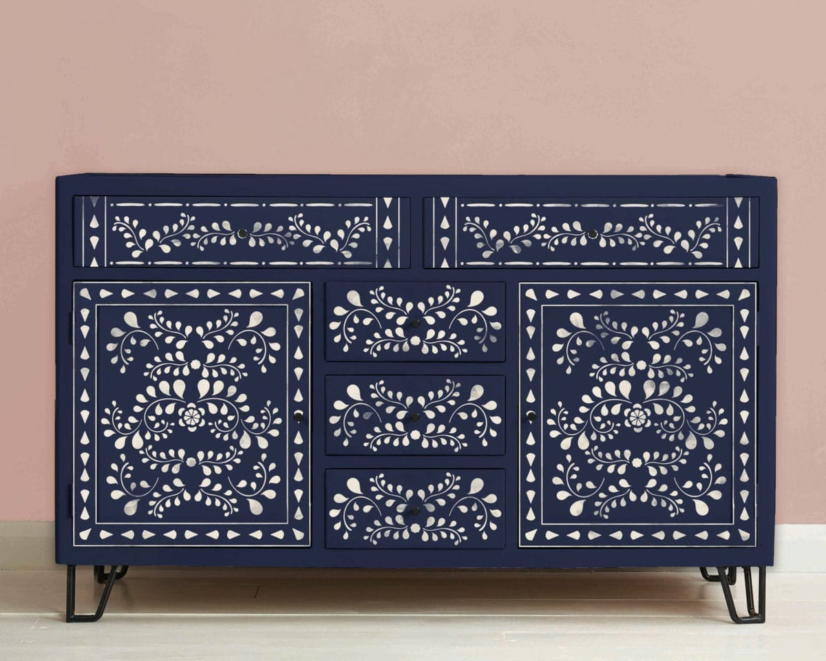 Mueble decorado con el stencil Faux Bone Inlay Annie Sloan en los colores Oxford Navy y Antoinette
