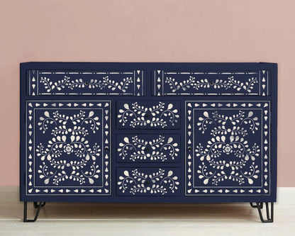 Mueble decorado con el stencil Faux Bone Inlay Annie Sloan en los colores Oxford Navy y Antoinette