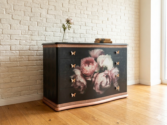 Cómoda vintage romántica restaurada a mano con trenzado decorativo en madera 