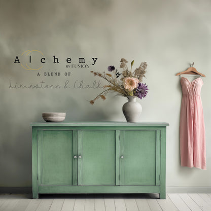 Aparador vintage restaurado con Alchemy by Fusion Juniper en verde fresco, ambiente luminoso con ramo de flores secas y vestido rosa, pintura limestone y chalk