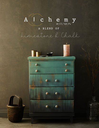 Detalle de cajones restaurados con Alchemy by Fusion Juniper en verde azulado con efecto envejecido, acabado ultra mate aterciopelado limestone y chalk