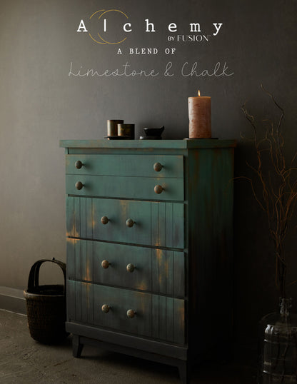 Cómoda vintage restaurada con Alchemy by Fusion Juniper en verde azulado, ambiente íntimo con velas y decoración natural, pintura a la tiza limestone y chalk