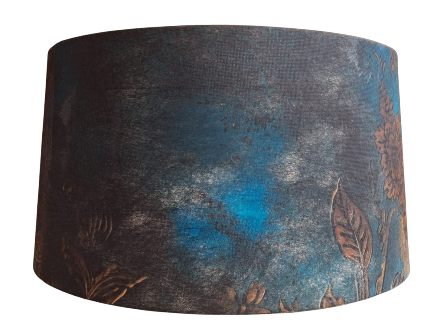 Detalle diseño floral oriental azul profundo y tonos tierra en pantalla lámpara papel seda