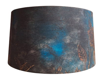 Detalle diseño floral oriental azul profundo y tonos tierra en pantalla lámpara papel seda