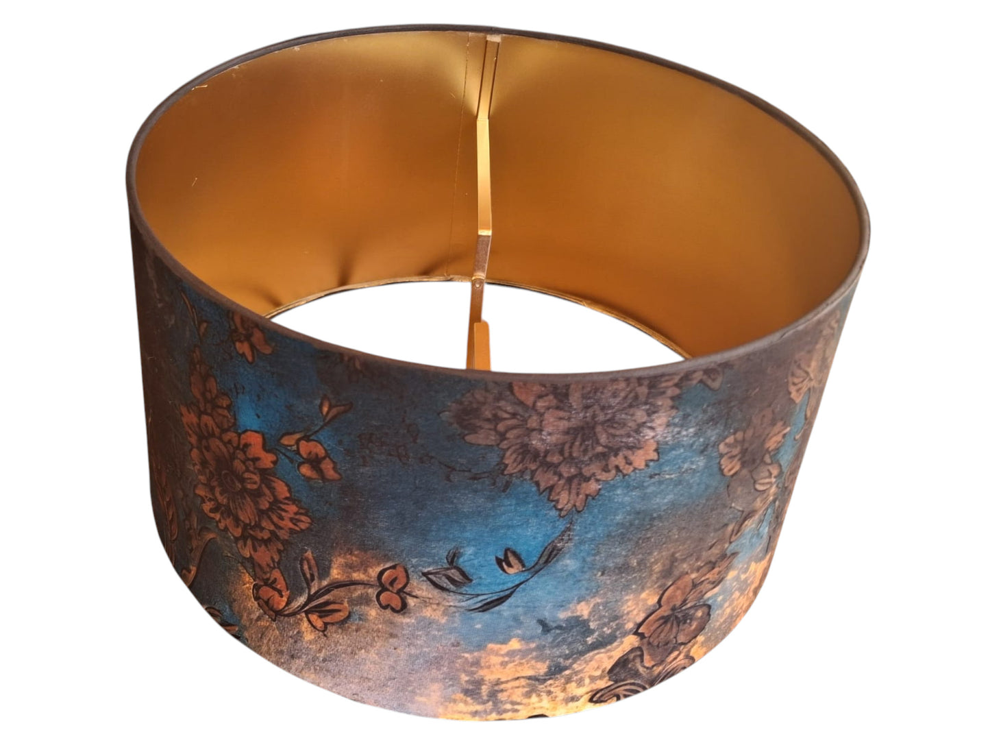 Interior dorado pantalla lámpara artesanal que proyecta luz cálida y acogedora