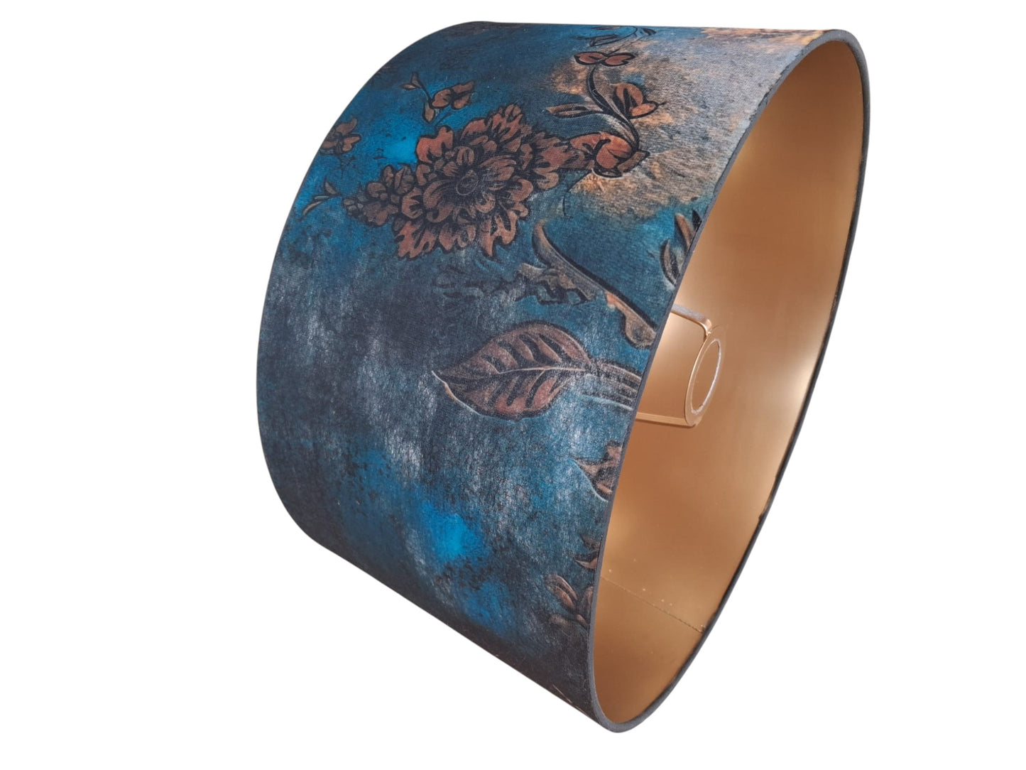 Pantalla lámpara artesanal encendida con luz cálida interior dorado papel de seda