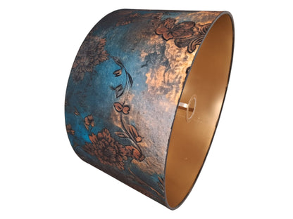 Pantalla de lámpara artesanal papel de seda azul y tierra con diseño floral oriental