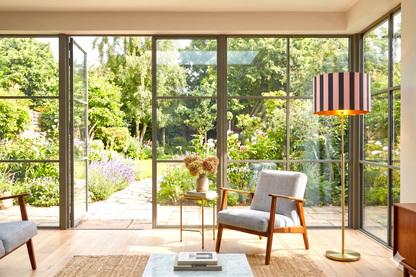 Vista de conjunto de lámpara artesanal con pantalla pintada a mano en rosa, azul e interior dorado – Anaqa Design