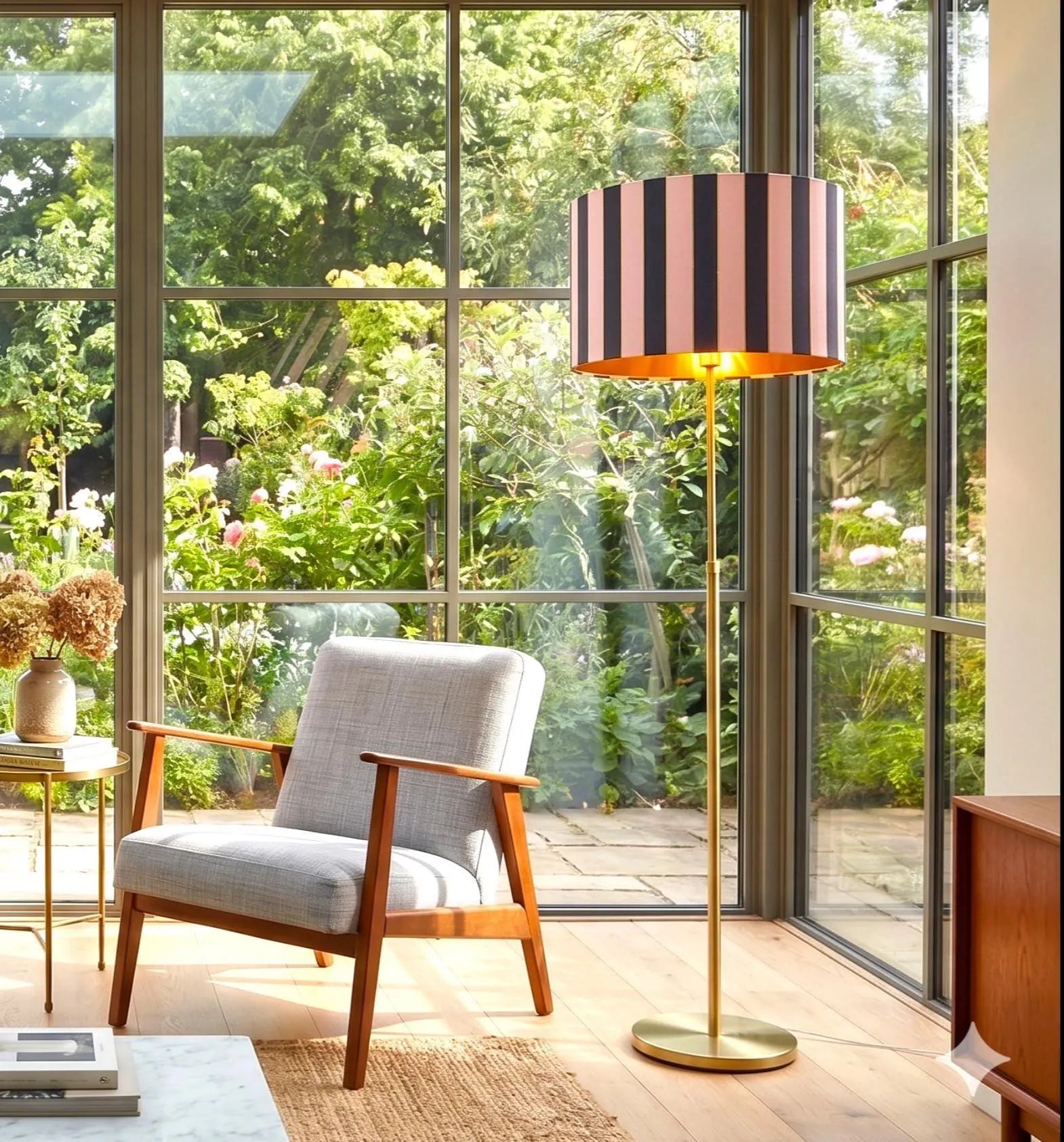 Lámpara artesanal con pantalla pintada a mano en rosa y azul encendida en salón de estilo ecléctico – Anaqa Design