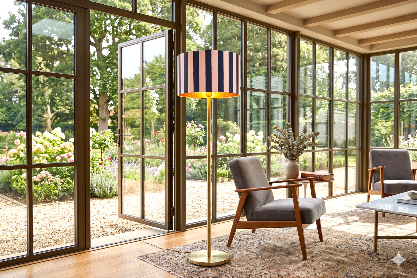 Pantalla de lámpara hecha a mano en rosa, azul y dorado integrada en decoración de salón ecléctico – Anaqa Design