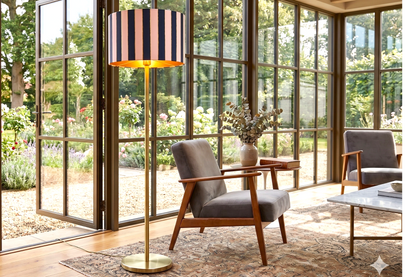 Pantalla de lámpara artesanal con interior dorado reflejando luz cálida, ambiente salón romántico – Anaqa Design