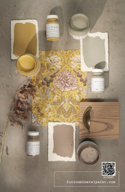 Moodboard Alchemy by Fusion con botes de pintura, muestras de color y textiles – inspiración para restauración de muebles