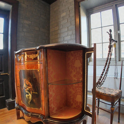 Aparador vitrina Luis XV francés con pintura al óleo central y marquetería de bronce