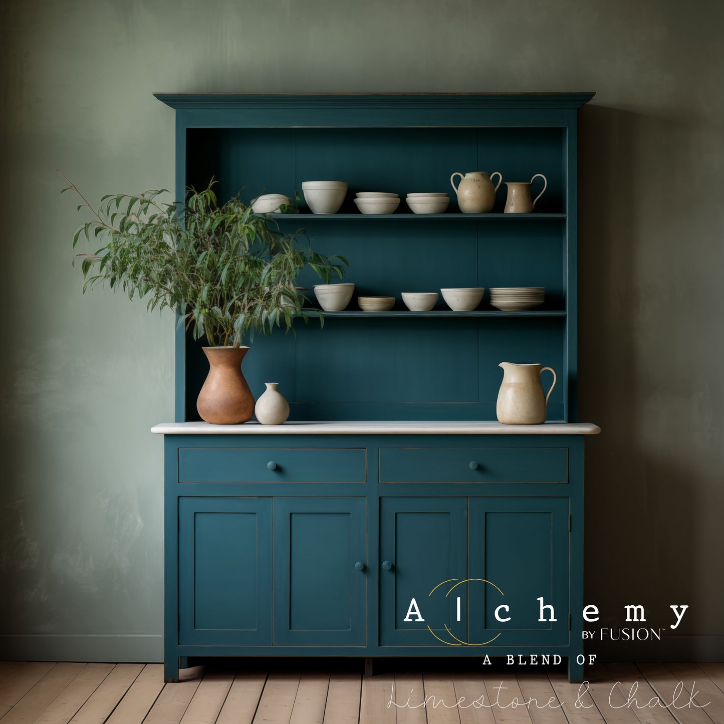 Aparador vintage con estantería restaurado con Alchemy by Fusion Lagoon en verde azulado profundo, decorado con vajilla artesanal y planta, pintura limestone y chalk