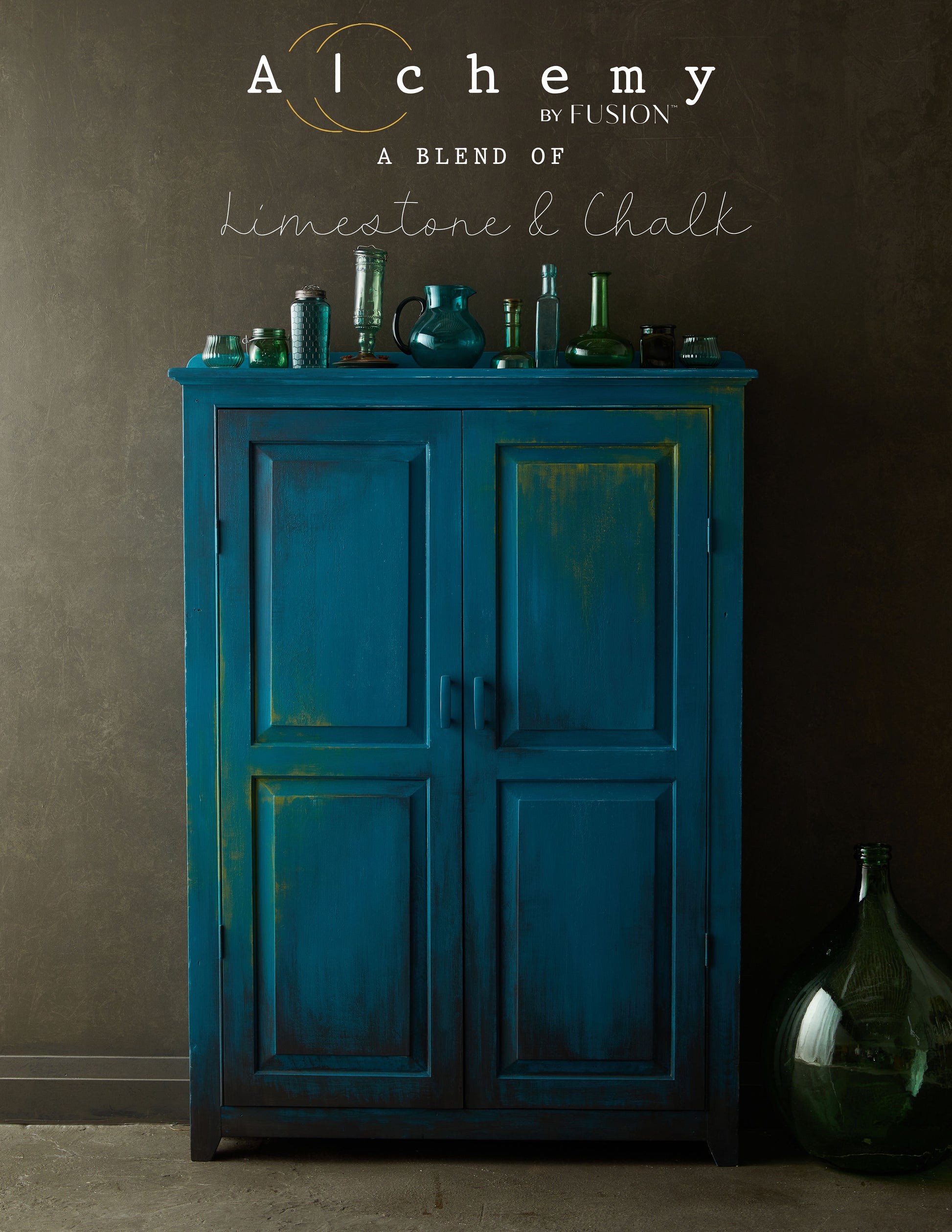 Armario vintage restaurado con Alchemy by Fusion Lagoon en teal profundo con efecto envejecido, decorado con botellas de cristal verde, pintura limestone y chalk