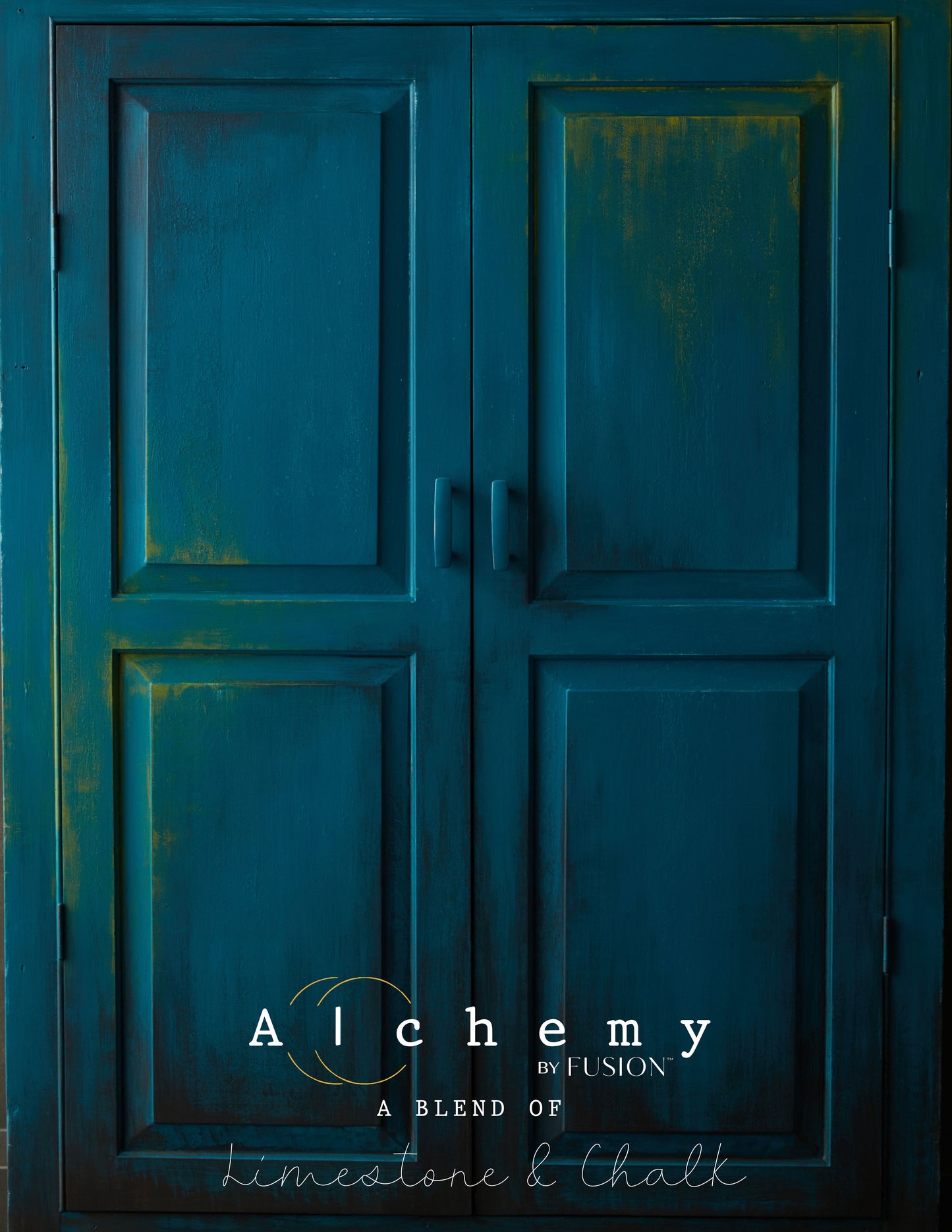 Detalle de puertas de armario restaurado con Alchemy by Fusion Lagoon en teal azulado con efecto desgastado, acabado ultra mate aterciopelado limestone y chalk