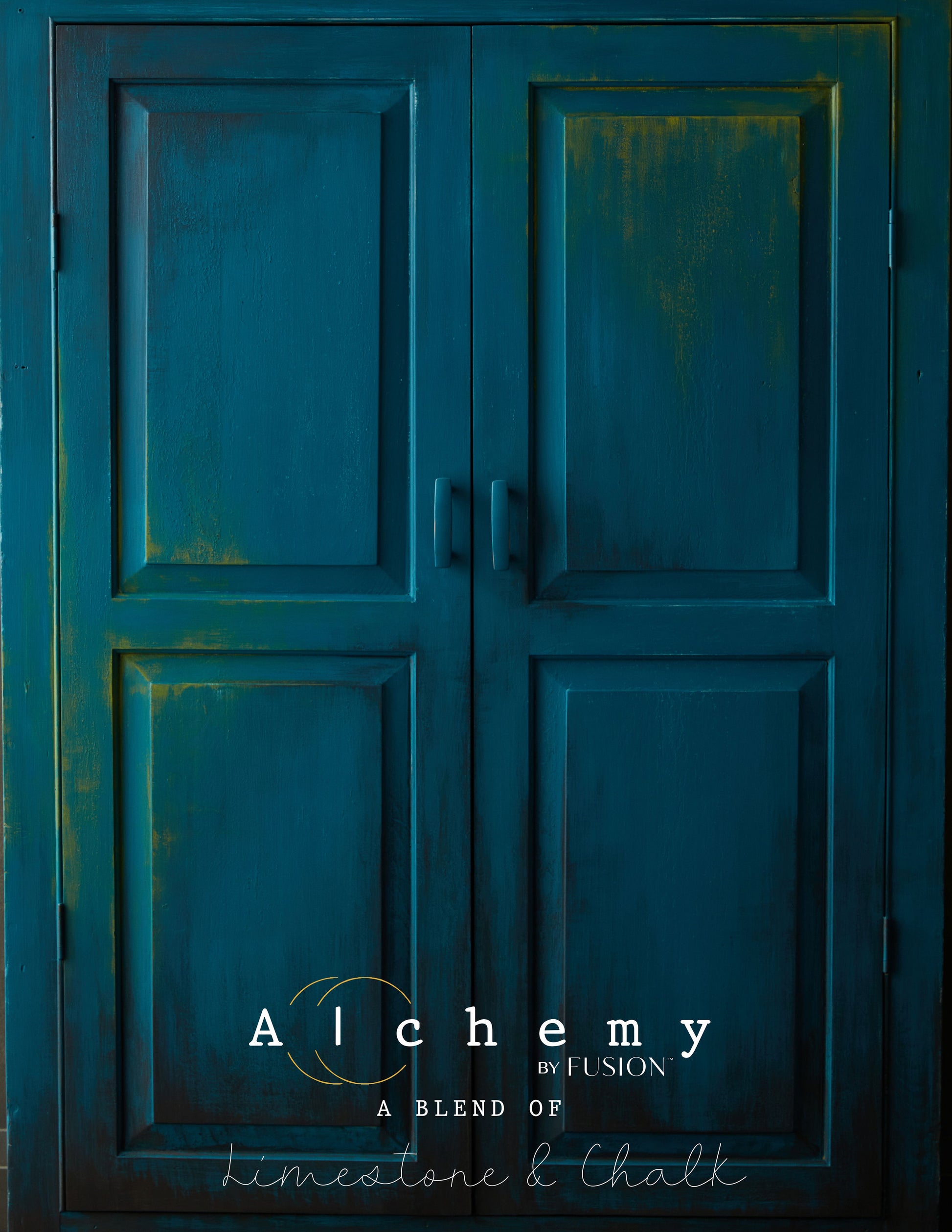 Detalle de puertas de armario restaurado con Alchemy by Fusion Lagoon en teal azulado con efecto desgastado, acabado ultra mate aterciopelado limestone y chalk