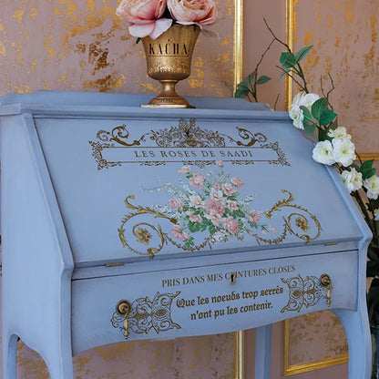 Detalle de transferencia Les Roses Kacha en escritorio secreter azul lavanda - rosas rosas con ornamentos dorados y caligrafia francesa en tapa abatible - Re-Design with Prima
