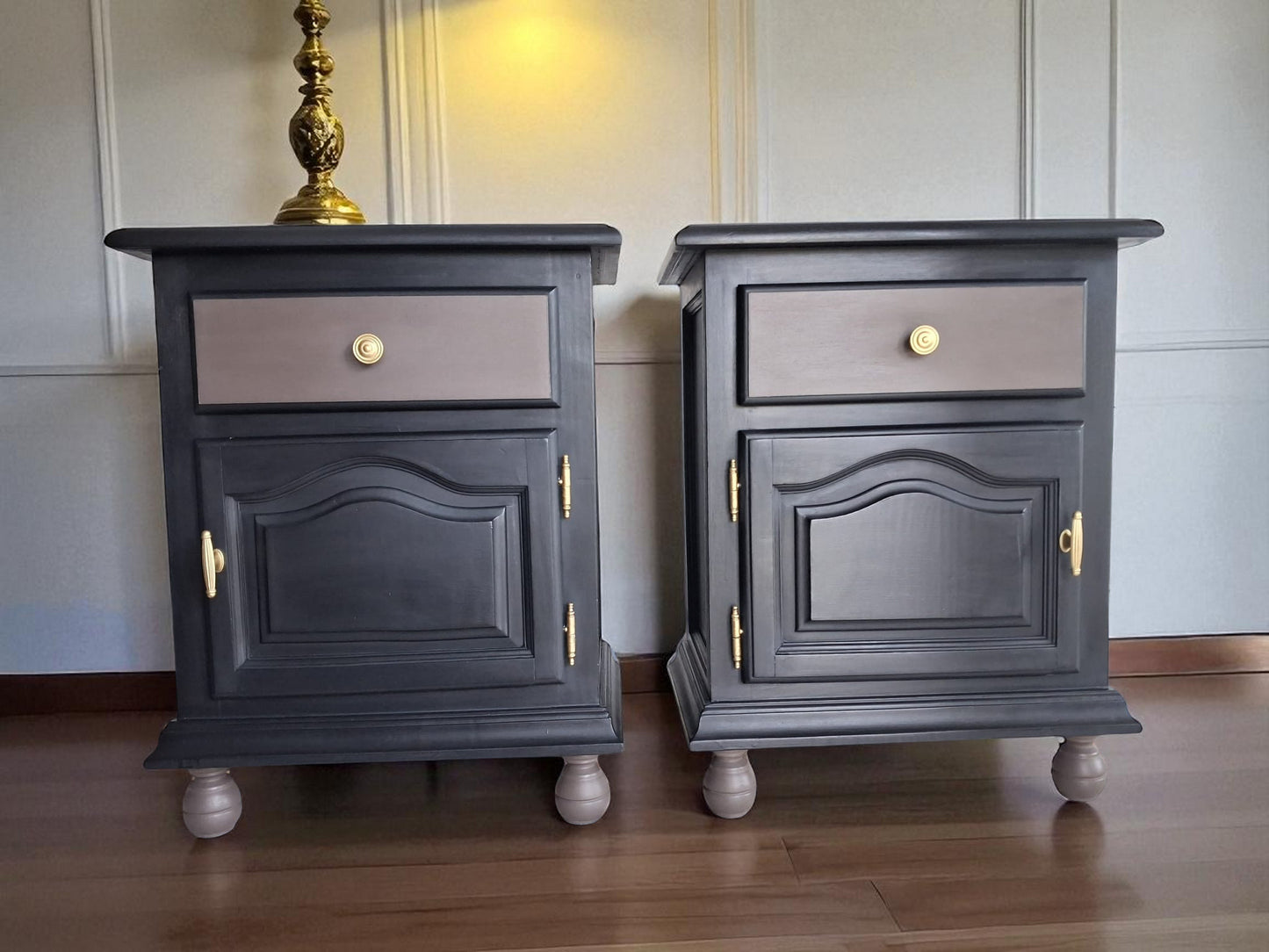 AGOTADO! Antique Nightstand / Mesitas de Noche Antiguas Restauradas – Solid Wood, Brass Handles, Eco Finish