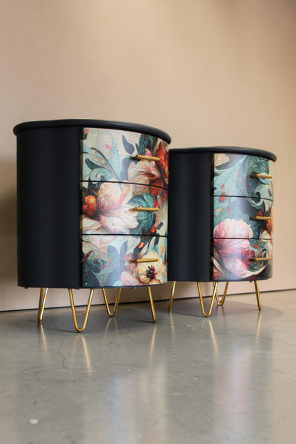 Conjunto de mesitas de noche artesanales en azul verdoso con motivo floral ondulado