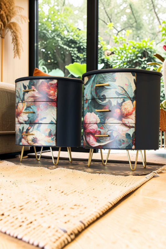 Mesitas de noche restauradas estilo cottagecore con acabado artesanal azul verdoso