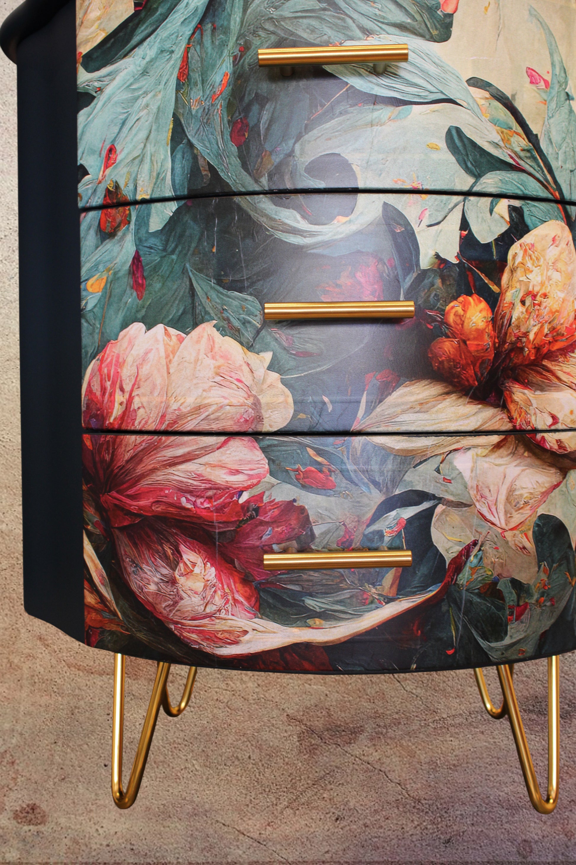 Detalle de mesita vintage restaurada con motivo floral Wave of Florals – pieza única de Anaqa Design