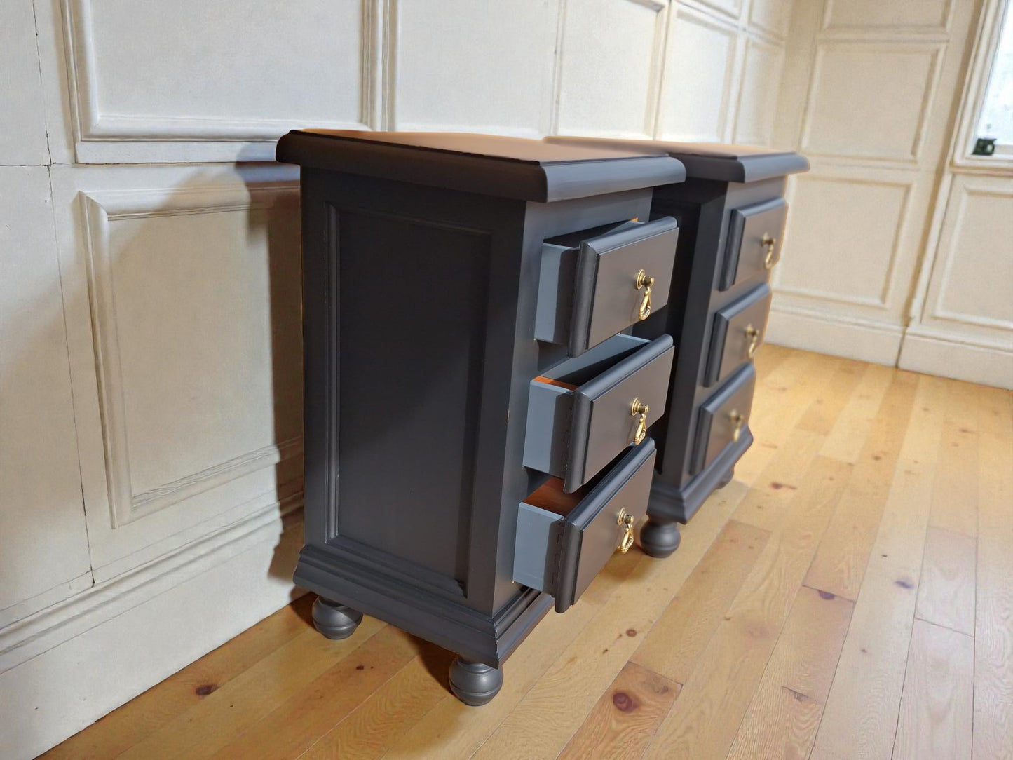 Restored French Provincial Bedside Tables | Mesitas de Noche Provenzales Restauradas, Solid Wood, Eco Paint, Bronze Handles