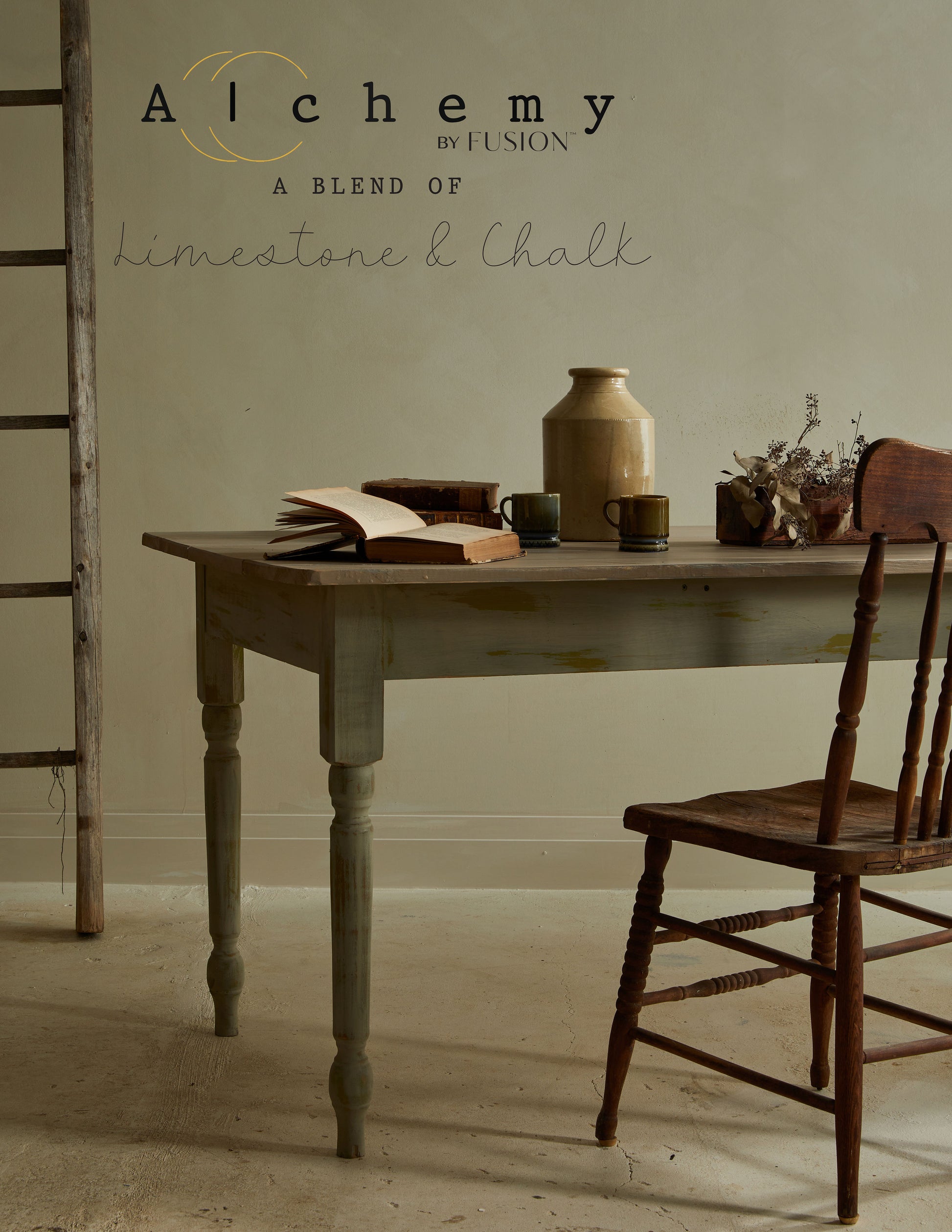 Mesa de escritorio vintage restaurada con Alchemy by Fusion Sage en verde salvia grisáceo, ambiente rústico con escalera de madera, libros y flores secas, pintura limestone y chalk