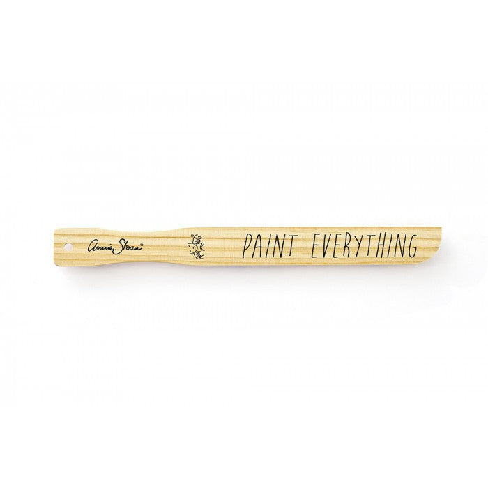 Palito de madera Annie Sloan Mixing Stick con logotipo, diseñado para mezclar y remover pintura.