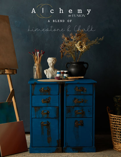 Cajonera vintage restaurada con Alchemy by Fusion Ocean en azul marino con efecto desgastado, decorada con busto clásico, pinceles y flores secas, pintura limestone y chalk