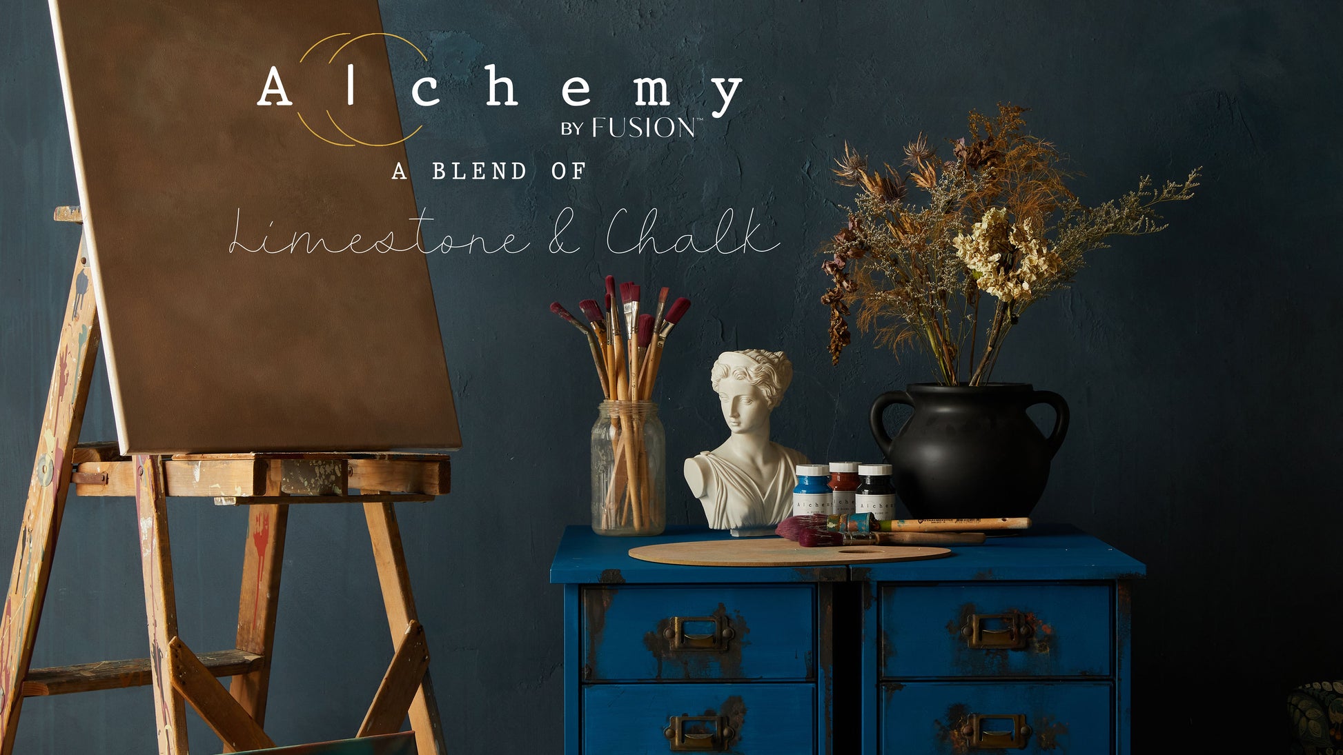 Cajonera vintage restaurada con Alchemy by Fusion Ocean en azul marino, ambiente de estudio artístico con caballete, busto y flores secas, pintura limestone y chalk