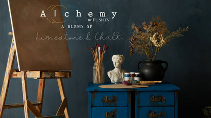 Cajonera vintage restaurada con Alchemy by Fusion Ocean en azul marino, ambiente de estudio artístico con caballete, busto y flores secas, pintura limestone y chalk
