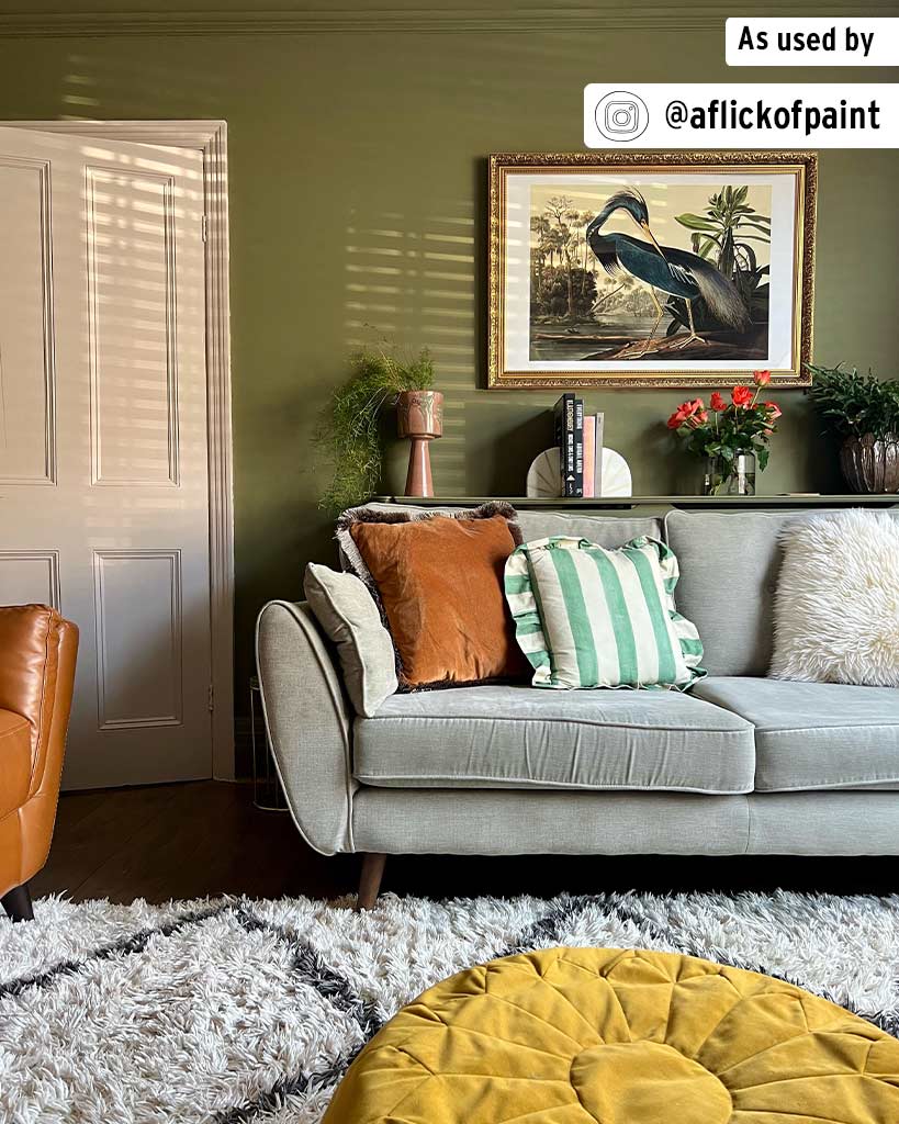 Detalle de pared pintada en Wall Paint Olive de Annie Sloan