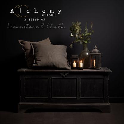 Arcón vintage restaurado con Alchemy by Fusion Onyx en negro puro con efecto desgastado, ambiente oscuro y dramático con velas, farolillos y ramo de flores silvestres, pintura limestone y chalk