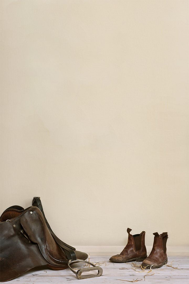 Botas pequeñas decorativas sobre superficie pintada con Wall Paint Original