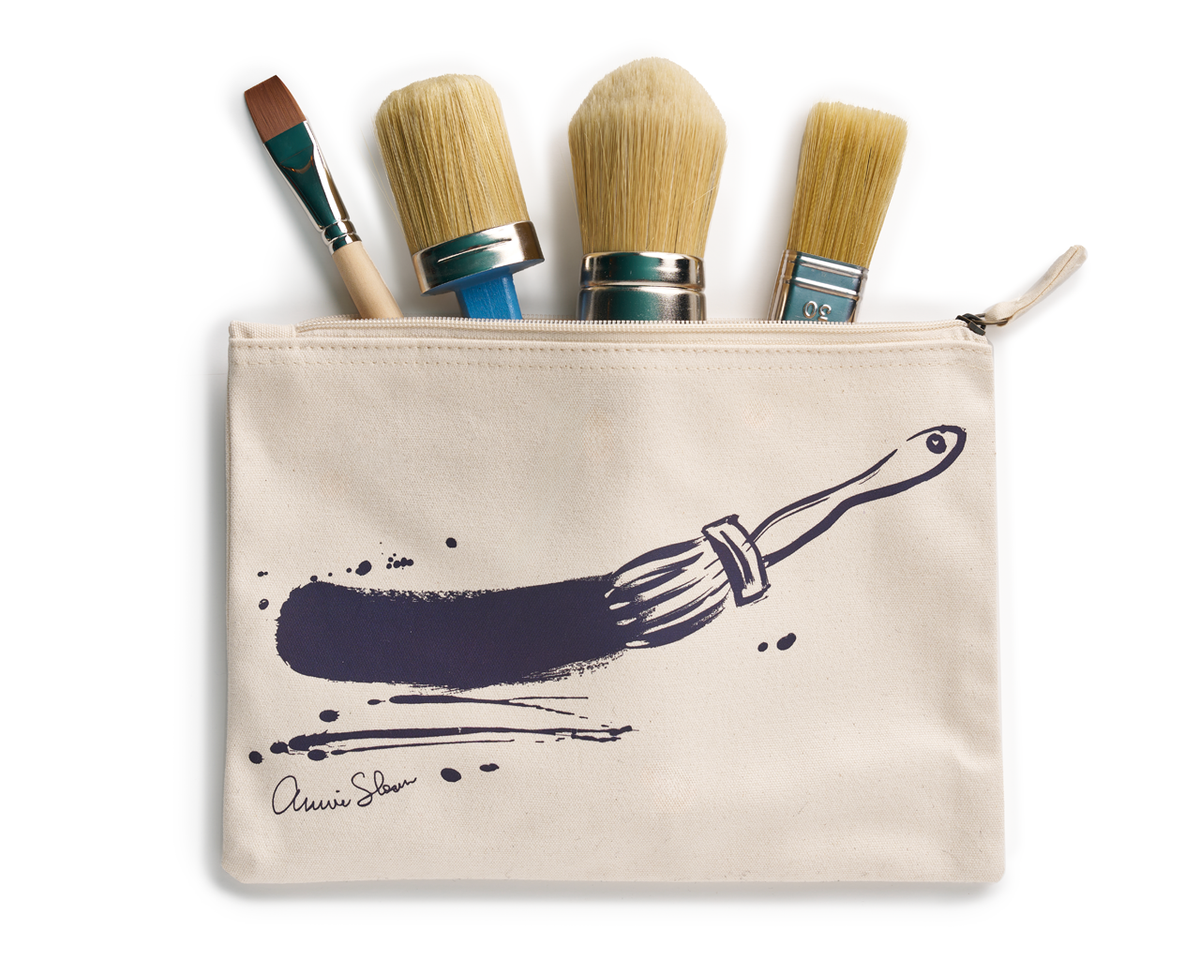 Bolsa organizadora de brochas Annie Sloan Organic Canvas con varias brochas en su interior.