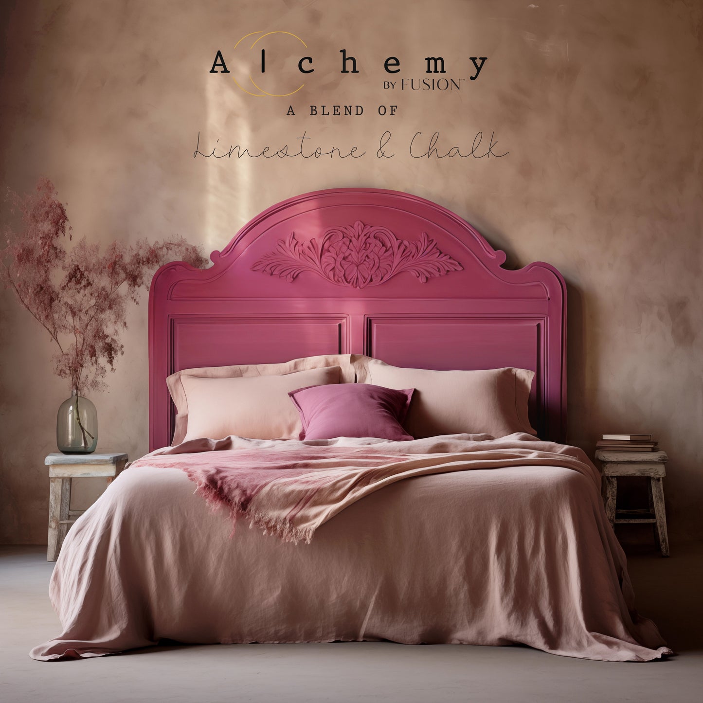 Cabecero de cama vintage restaurado con Alchemy by Fusion Raspberry en fucsia intenso con talla floral, ambiente romántico con ropa de cama en tonos rosa y malva, pintura limestone y chalk