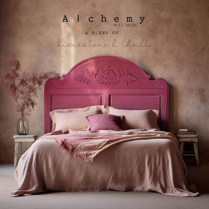 Cabecero de cama vintage restaurado con Alchemy by Fusion Raspberry en fucsia intenso con talla floral, ambiente romántico con ropa de cama en tonos rosa y malva, pintura limestone y chalk